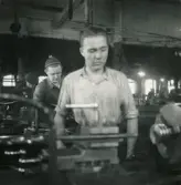 Personalen i arbete. George Aderstedt, Ensie Hiiri (närmast).
Borås Mekaniska Verkstad.