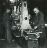 Personalen i arbete. Gunnar Johansson, Johan Andersson.
Borås Mekaniska Verkstad.