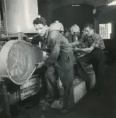 Personalen i arbete. Janis Tenes, Benedykt Grabowski.
Borås Mekaniska Verkstad.