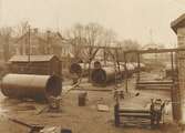 Plåtslageriarbetet utfördes före år 1913 till större delen under bar himmel. Direktörsvillan i bakgrunden.
Borås Mekaniska Verkstad.