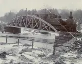 Provbelastning av järnvägsbro vid Strömsfors. Framför loket står Disp. David Nylander.
Tillverkad av Borås Mekaniska Verkstad.