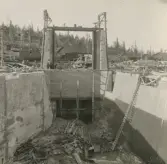 Montage av intagslucka vid Porjus kraftverk år 1914.
Tillverkad av Borås Mekaniska Verkstad.