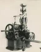 Regulator No1, äldre, Västgöta Vävnad.
Tillverkad av Borås Mekaniska Verkstad.