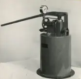 Hydrauliska pumpar och manöverventiler. 2-stegs höftrycks handpump.
Tillverkad av Borås Mekaniska Verkstad.