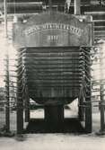 Hydrauliska maskiner. 800 tons fanérlimpress.
Tillverkad av Borås Mekaniska Verkstad.
