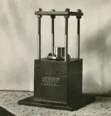 Hydrauliska maskiner. Laboratoriepress.
Tillverkad av Borås Mekaniska Verkstad.