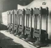 Hydrauliska maskiner. 120 tons bakelitpressar.
Tillverkad av Borås Mekaniska Verkstad.