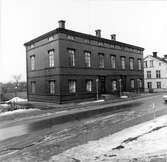 Domkapitelhuset. Uppfördes 1844 som gymnastik- och sånghus för Härnösands gymnasium efter ritningar av arkitekt C.G. Blom-Carlsson. År 1973 flyttades byggnaden från kvarteret Rådhuset vid Nybrogatan till nuvarande Nygatan 14. Byggnaden restaurerades då exteriört efter orginalritningar. Byggnadsminnesmärke 1935