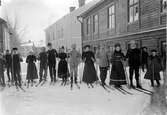 Dräktuppvisning på Östanbäcksgatan, foto omkr. år 1900-1904.