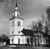 Ytterlännäs nya kyrka uppfördes åren 1848-54 efter ritningar av A J Åkerlund. Den består av ett långhus med sakristian ursprungligen bakom koret och ett torn i väster. Empirestilen dominerar kyrkans arkitektoniska form.