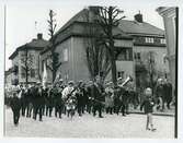 Västerås.
Högre Allmänna Läroverkets blåsorkester marscherar genom staden med nybakade studenter, 30/4 1964.