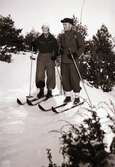 Jenny och Karl-Axel Lidberg på skidtur i sportiga vinterkläder. Han var förman på Jonsjö säteri.