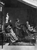 Fotoateljé. Interiör från fotografen Rosalie Sjömans ateljé. Fem kvinnor står uppställda vid bl a kameror och retuscheringsverktyg.