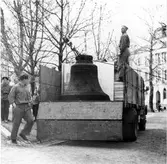 Nedmontering av storklockan för omgjutning.