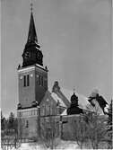 Örnsköldsviks stads första kyrka ritad av Gustaf Améen i nordisk stil och invigdes 1910. Vid en restaurering 1972 ändrades den norra korsarmen till ett mindre kapell, ofta kallat Sköldska koret. Under kapellet finns en krypta som fungerar som gravkapell. Den är byggd av tegel med vitmålade blinderingar. Portalen är huggen i granit. Planlösningen är oregelbunden med tornet i sydvästra hörnet. Kyrkorummet består av mittskepp täckt av tre valv samt tvärskepp.1952-54 gjordes en genomgripande restaurering. Sakristian revs och koret blev bredare och djupare. Korgolvet höjdes och ny sakristia byggdes.