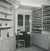 Apoteket Kronan, interiör. Förvaring av medicin.