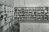 Apoteket Kronan, interiör. Hyllor med medicin.