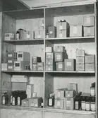 Apoteket Kronan, interiör. Hyllor med medicin.