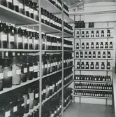 Apoteket Kronan, interiör. Hyllor med medicin.