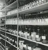 Apoteket Kronan, interiör. Hyllor med medicin.