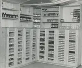 Apoteket Kronan, interiör. Hyllor med medicin.