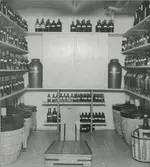 Apoteket Kronan, interiör. Hyllor med medicin.