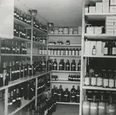 Apoteket Kronan, interiör. Hyllor med medicin.