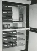 Apoteket Kronan, interiör. Kylskåp.