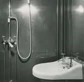 Apoteket Kronan, interiör. Dusch och handfat.