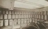 Apoteket Kronan i Borås 1925. Förvaringskärl.