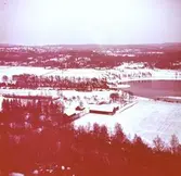 Vintrig vy över gården Kaptines i Veddige med Viskan i dalgången. Ett av 