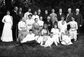 Kyrkoherde Jonsson i Värö. Gruppbild utomhus av ett sällskap vuxna, ungdomar och barn.
