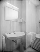 DÅLIGT MÅLERIARBETE, TORKCENTRIFUG, SERVERINGSBORD, BADRUM, TVÄTT O. TORKMASKIN