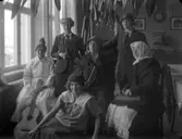 Sex stycken utklädda kvinnor i vardagsrum. Västerås.