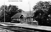 Vykort med fotografi av järnvägsstationen i Torp norr om Alingsås, Bälinge socken.
