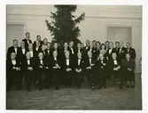 Västerås, Kyrkbacken, kv. Domkyrkan.
Rudbeckianska skolan - Högre Allmänna Läroverket. Gruppbild med rektor och lärare.