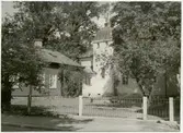 Västerås, Kyrkbacken, kv. Domkyrkan 1.
Lektorsgården med staket framför byggnaden.