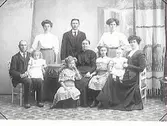 Familjebild med sex vuxna och fyra barn.