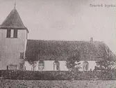 Vykort med exteriörbild av Svartrå kyrka år 1911, omgärdad av kyrkogårdsmur. Trätornet har två blyspröjsade fönster åt söder (förutsatt att tornet ligger i väster).