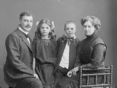 Familjebild. Köpman Oscar Pehrson med familj; frun Ellen, sonen Håkan och dottern Greta. (Se även bild MR2_1217)