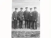 Ateljéfoto med fem kustroddare, lägsta tjänstegraden inom tullväsendet.