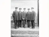 Ateljéfoto med fem kustroddare, lägsta tjänstegraden inom tullväsendet.