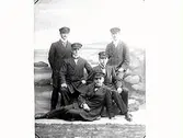 Ateljéfoto med fem kustroddare, lägsta tjänstegraden inom tullväsendet.
