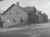 Göingegårdens kvarn med tillbyggd drängbostad, närmast kameran. (Se mangårdsbyggnaden på bild MR2_1343.)