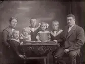 Familjebild. Grosshandlare Noak Johansson med familj; fru och fem barn.