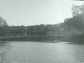 Göingegården sedd från vattnet, mangårdsbyggnaden till höger. Bilden tagen mot söder.
