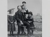 Familjebild. Från vänster: Ingrid Alling, fadern Adolf Alling, Anna-Stina Alling, Anna-Greta Alling, fotografens syster Nathalias familj. En av flickorna bär faderns kubb.
