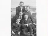 Anders Bäckström med mustasch, far till pojkarna William Bäckström, Charles Bäckström och Robert Bäckström. Okänt vem den 4:e personen är.