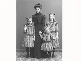 Nathalia Alling med sina barn, från vänster: Anna-Greta Alling, Anna-Stina Alling, Ingrid Alling. Mor och barn. (Se även bild MR3_1640)
