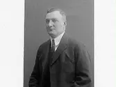Konsul Donald Jobson. Han föddes i Varberg som son till köpmannen Robert C T Jobson, med anor från Skottland, och Emily Maude Matton från London. Donald lät år 1917 uppföra den s k Jobsonska villan i Södra villastaden i Varberg. Han var engagerad i styrelsen för Varbergs Radioklubb och 1915 var han med och startade stadens första tennisklubb, Varbergs Lawntennisklubb. 1924 tog han ordförandeposten då Varbergs Tennisklubb grundades. (Se även bild MR3_1771)